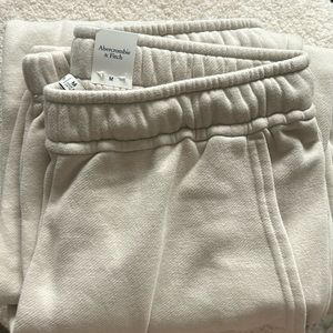 Abercrombie and fitch cream sweatpants M NWT
